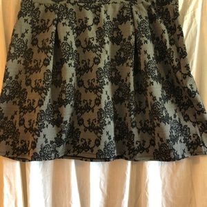 🐾 Black Lace overlay skirt.